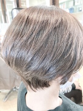 ヘアーアンドメイク マニス(hair&make manis) 30代40代50代 すっきりくびれショート ハイトーングレージュ