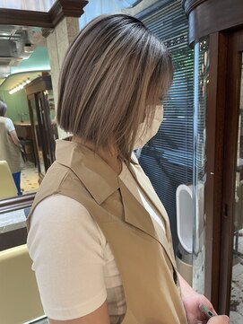 スリー(three) 白髪ぼかしバレイヤージュ