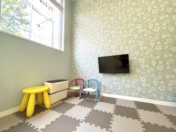 アース 東戸塚店(HAIR & MAKE EARTH)の写真/お子様同伴OK♪キッズスペースあり☆忙しいママも通いやすいサロン◎【髪質改善/縮毛矯正/白髪ぼかし】