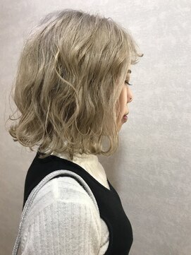 フロート 小阪店(float) ハニーイエロー_エアリーミディ 黒髪 ホワイトアッシュ