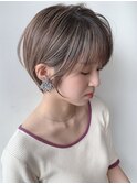 大人かわいいハイライトベージュ丸みショートボブ耳かけ