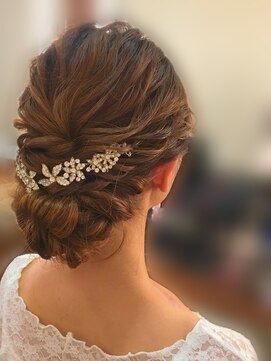 ミテ(MiTe) アレンジヘアセット シニヨン お呼ばれヘア パーティーヘア