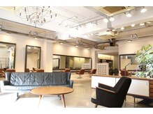 ディーカヘアー(Di KA HAIR)の雰囲気（北欧のアンティーク家具を置いたこだわりの店内）