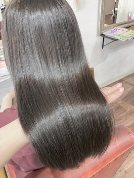 ヘアメイク アンフィ(amphi) 艶感たっぷり暗髪グレージュ..~**.