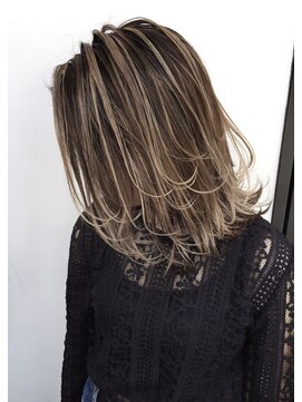 トルネード(TORNADO) 外国人風 外ハネボブ ハイライトバレイヤージュ 白髪ぼかし