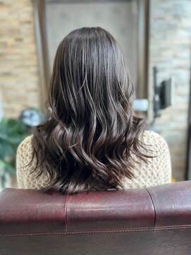 ハサミバイアトリエナガノ 千葉(8sami by atelier nagano) ショートボブ/センターパート/ツヤ髪/グラデーション/イヤリング