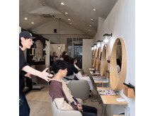 リバティ(Liberty)の雰囲気（大きな窓と高い天井で開放感がある店内です♪）