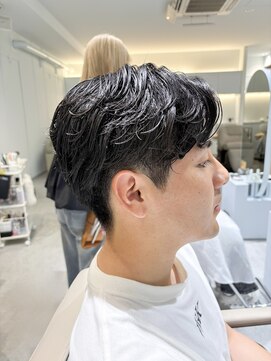 ノラ ウメダ(NORA UMEDA) カルマパーマ刈り上げメンズカット毛流れセンターパート韓国