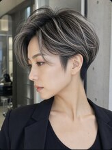 イマ(ima)&nbsp;白髪ぼかしハイライト×大人色気漂うのハンサムショート