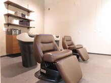 エカヒ(ekahi)の雰囲気(リクライニングシャンプー台で癒しを提供します)