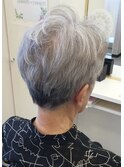 グレーヘアのショートパーマ