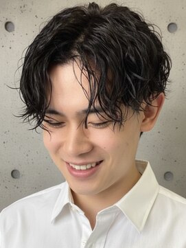 メンズ おしゃれな大人の波打ちセンターパート パーマスタイル