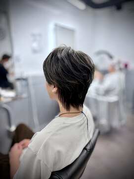 コア 新宿(CORE) ブラック×グレイハイライト