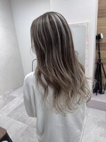 ジゼル(gisele) セミロング×ハイトーン×白髪ぼかし×20～50代×シャドールーツ