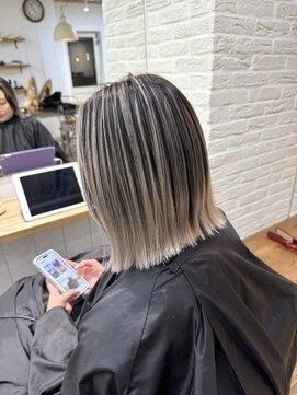 ヘアスペース リズム グリーン(Hair space Rizm green) ストレートでも可愛い立体感のあるバレイヤージュ