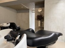 カエラ バイ アメリ(kaela by ameri)の雰囲気(負担が少ないフルフラットシャンプー台を3台ご用意しております)