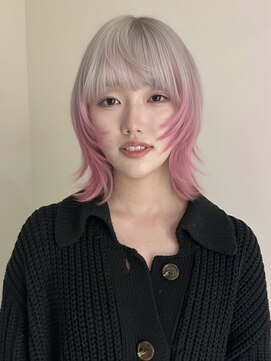 イェッカ パビル(YECCA pabil) ホワイトブロンドからピンクのルーツカラー（ブリーチ２回）