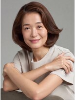 キヴィ(kivi)&nbsp;白髪ぼかしハイライト×大人可愛いふんわりボブ