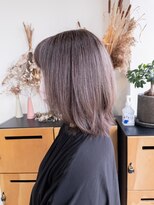 ノア(noa.)&nbsp;ハイライトで白髪をぼかしながら楽しむグレージュカラー