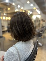 アメイズトーキョー 札幌大通(Amaz! tokyo)&nbsp;くびれレイヤーエモージュ薄めバングアッシュベージュ  縮毛矯正