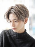 アッシュベージュ　長め前髪　センターパートメンズパーマ
