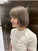 ショート内巻きボブブリーチハイトーンボブ
