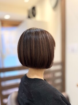 ヘアー グリーン(hair green) 丸みシルエットが美しい艶ミニボブスタイル