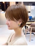 【mee.】グレージュ 耳掛けエアリーショート 顔まわり