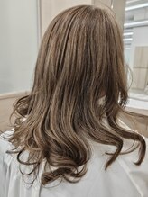 アタルセ(atarse)&nbsp;脱・白髪染め　まとまりのある軽さを出したセミロングレイヤー