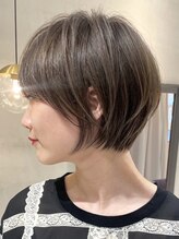 《大川オススメのまとまり良いショートボブ》肌馴染みの良いグレージュカラーと合わせて、メイクとの相性◎