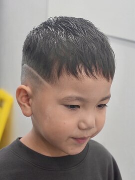 アストロ(ASTRO) キッズラインフェードカット男の子カットおしゃれキッズ