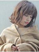 フォギーベージュのフラッフィーボブ