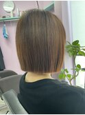 丸みの出ない切りっぱなしボブ