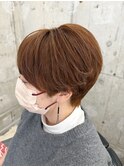 毛先を遊ばせるショートヘア