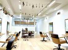 クリーム(Cream)の雰囲気（白を基調とした明るい店内）