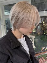 ロリム(RorriM)&nbsp;ホワイトベージュ ショートヘア ウルフカット ダブルカラー
