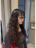 ロングヘアにウェーブパーマ