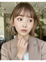 女性らしい動きのあるボブ&ケアブリーチ仕様のインナーカラー