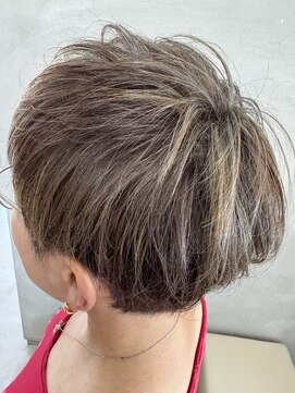 レヴィア(REVIA) 白髪ぼかしハイライトブリーチミルクティーベージュ