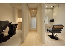 店内は落ち着いた内装。非日常の空間をご体感下さい【髪質改善】