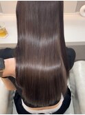 手ぐしで分かる質感。髪質改善で叶える上品ロング