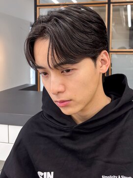 スタートウキョウ 渋谷(STAR TOKYO) 黒髪フェザーパーマ×かき上げ前髪でスマート印象