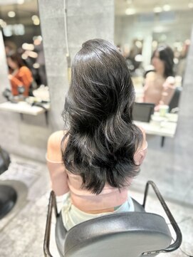 アンダーバーホワイト(_WHITE) ブリーチ無しオリーブグレー　レイヤーカット顔まわりカット