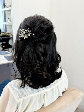 トッカ ヘアアンドトリートメント 難波店 片方に寄せたハーフアップが可愛い結婚式アレンジ