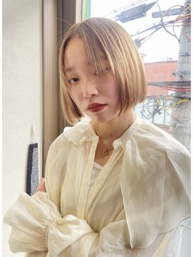 クイン(qin) 顔周りレイヤーハイトーンベージュボブ