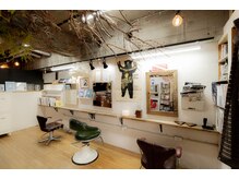 クージー ヘア アイラッシュ(cooosy hair eyelash)の雰囲気（天井から伸びたオブジェに注目！【博多東比恵】）