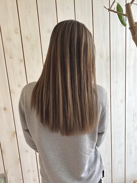 パコ(Paco) バレイヤージュカラーミルクティーベージュロングヘア