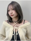 ミディアムヘアのシルバーグレージュ10代20代30代