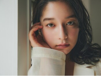 ステラバイケンジ 藤沢(STELLA by KENJE)の写真/白髪を隠すから“魅せる”へ。大人女性のための、品よく自然に馴染む白髪ぼかしハイライト。脱白髪染め*