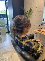 エニル(ENYL)&nbsp;上品なスジ系かぶせシニヨンアレンジスタイル